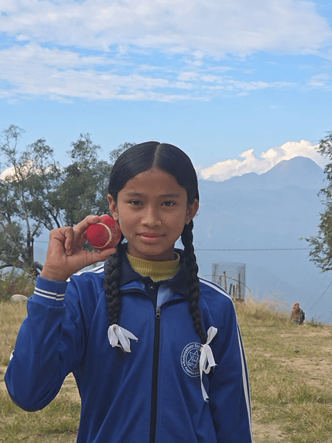 क्रिकेट खेल अभ्यास गर्दै