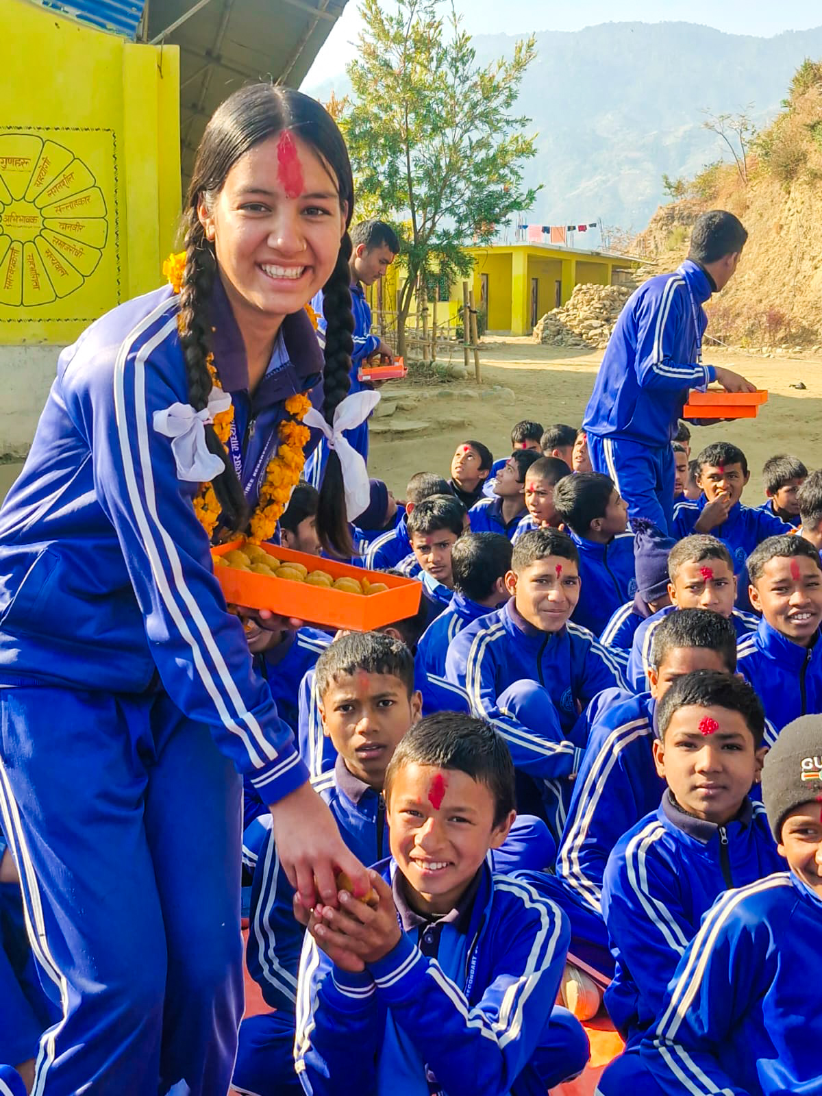 सरस्वती पूजामा प्रशाद वितरण